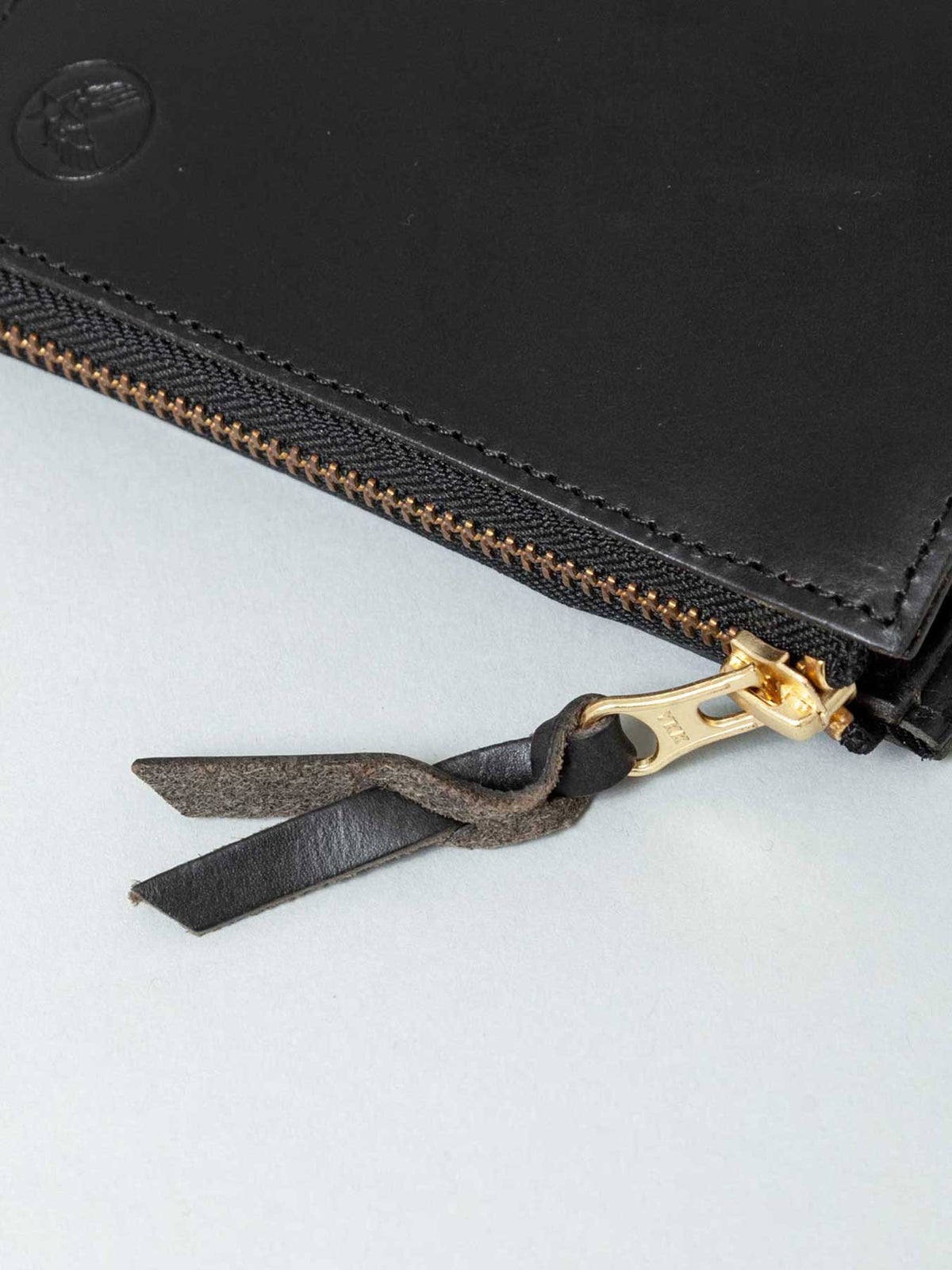 【AVIREX】“FAHNE2” L-SHAPE ZIP MIDDLE WALLET AX9301 ∴