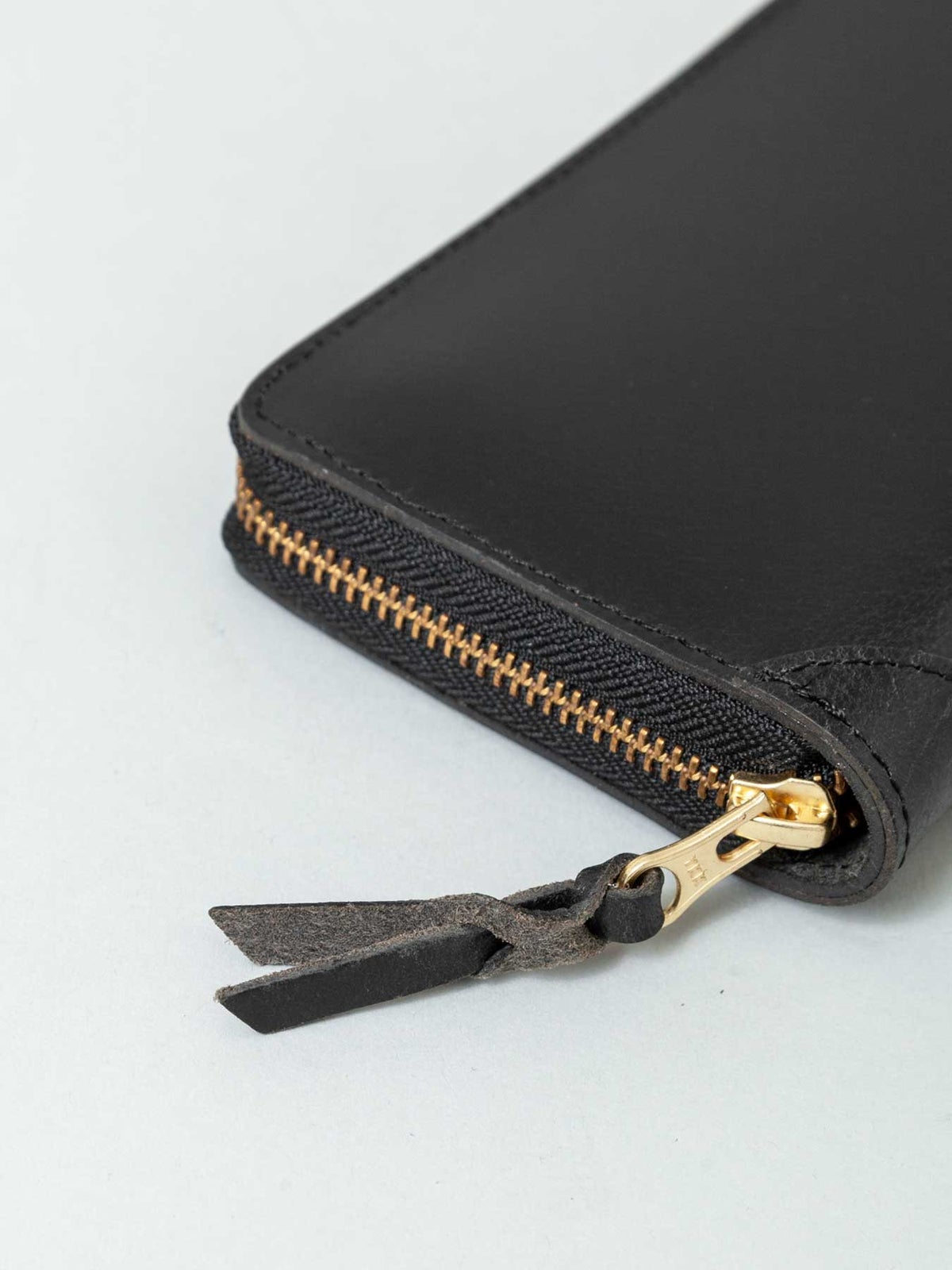【AVIREX】“FAHNE2” ROUND ZIP LONG WALLET AX9302 ∴