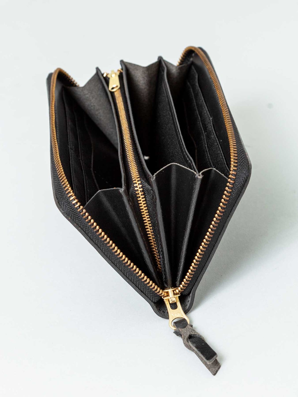 【AVIREX】“FAHNE2” ROUND ZIP LONG WALLET AX9302 ∴