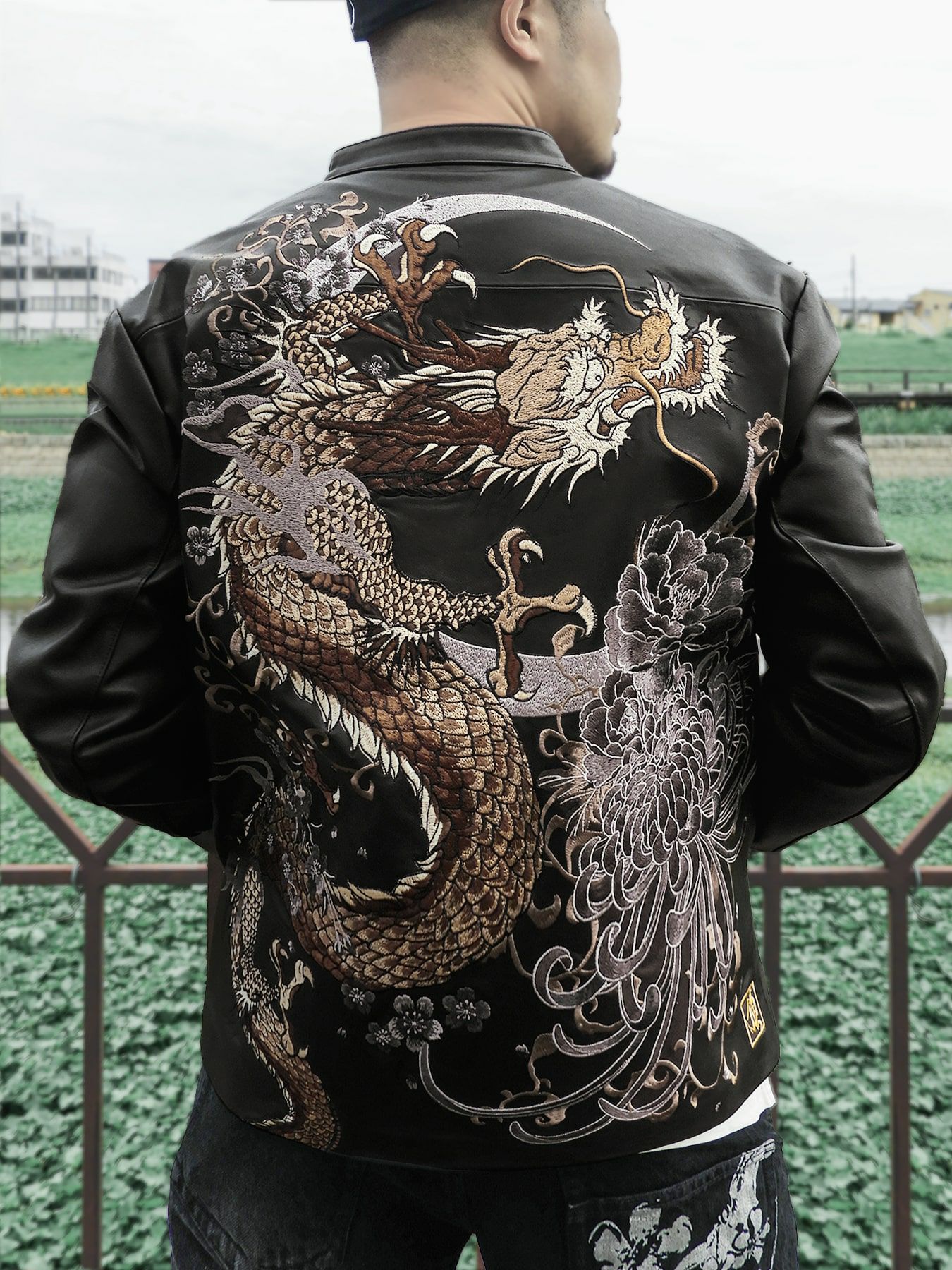 定価30万8000円　ROEN ディアスキン　刺繍ウルフ　蛇革　レザージャケット 定価30万8000円 ROEN ディアスキン 刺繍ウルフ 蛇革 レザージャケット