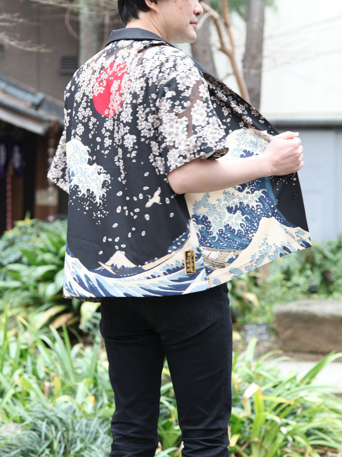 ≪20%OFF≫【絡繰魂・粋】“黒檀 荒波桜”鬼ちりめん生地アロハシャツ