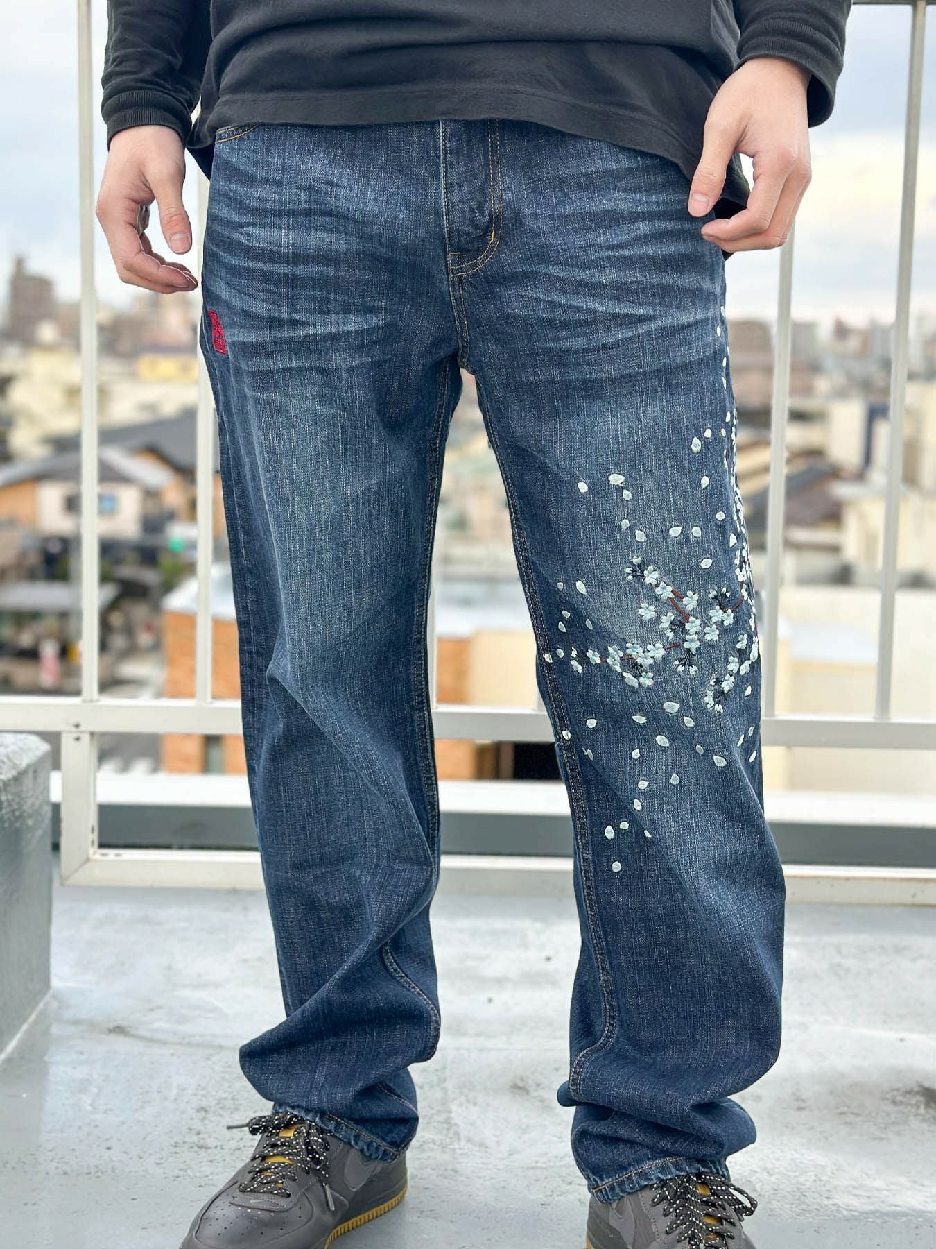 ≪30%OFF≫【絡繰魂】“桜吹雪”総刺繍デニムパンツ≪返品・取寄対応不可