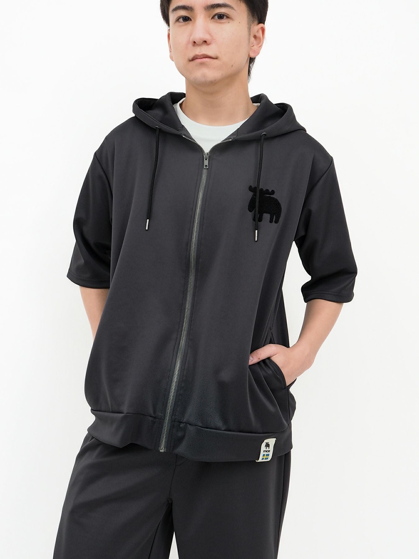 ≪31%OFF≫【moz】エルクサガラ刺繍入りジャージ素材 半袖ZIPパーカー