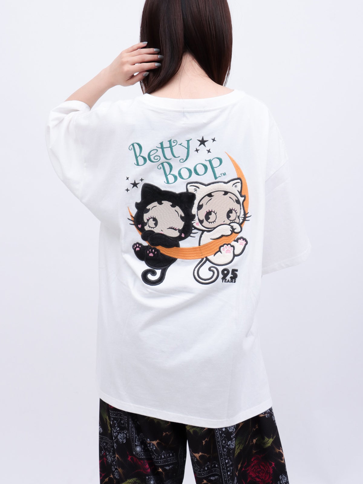 【BETTY BOOP】“黒猫&白猫ベイビーベティ”刺繍入りTシャツ〔別注〕