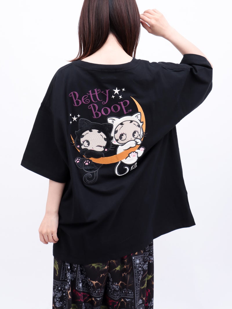 【BETTY BOOP】“黒猫&白猫ベイビーベティ”刺繍入りTシャツ〔別注〕