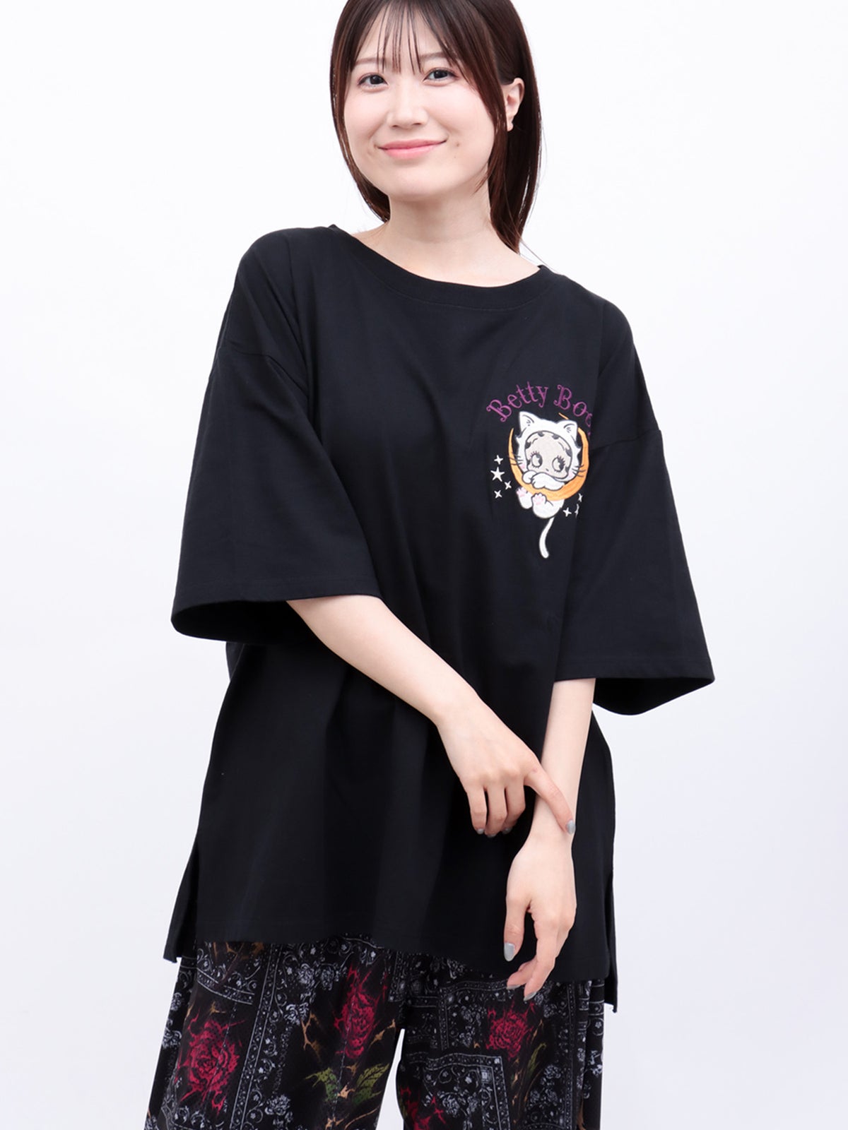 【BETTY BOOP】“黒猫&白猫ベイビーベティ”刺繍入りTシャツ〔別注〕