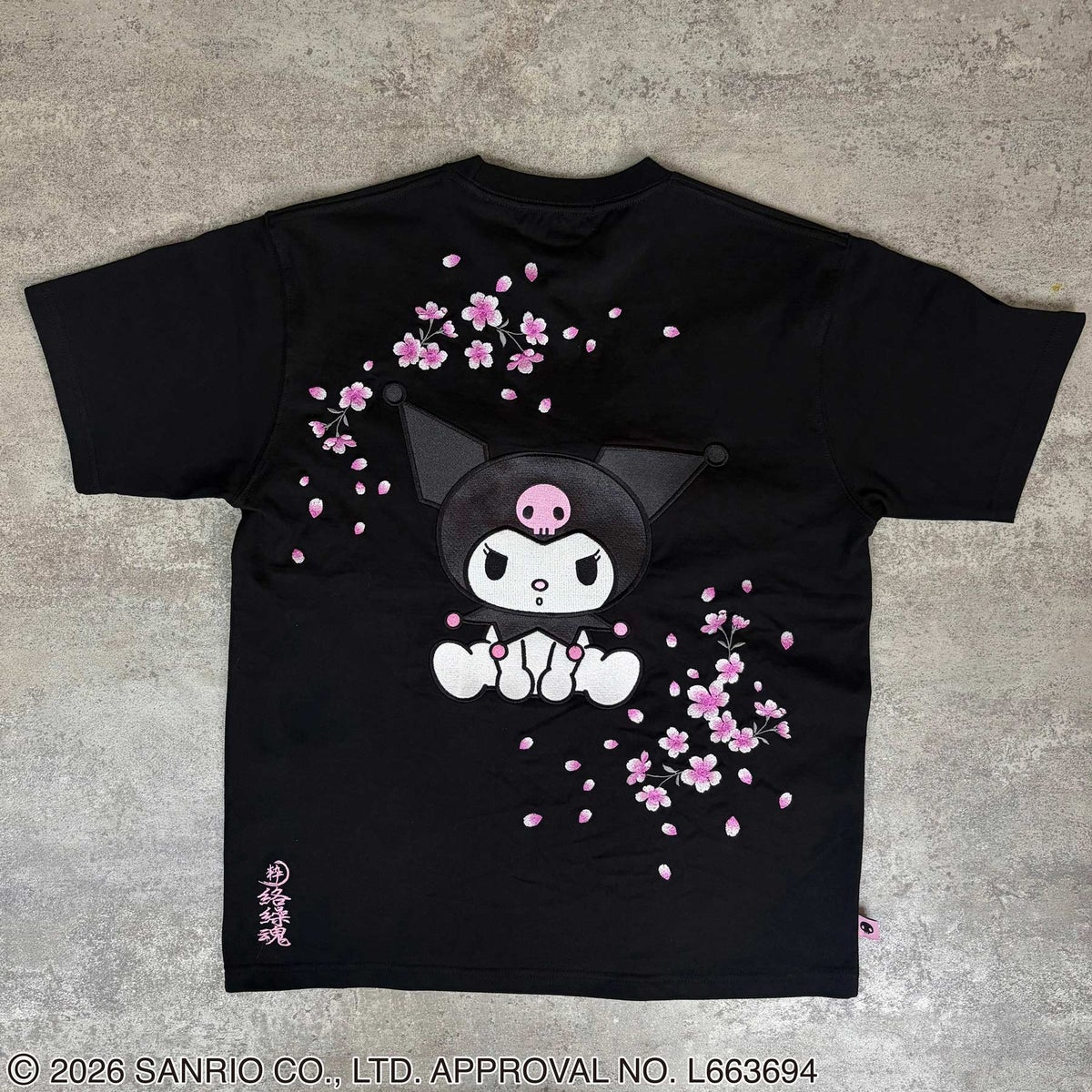 ＜予約＞【絡繰魂・粋×KUROMI】“KUROMI SAKURA”刺入りTシャツ