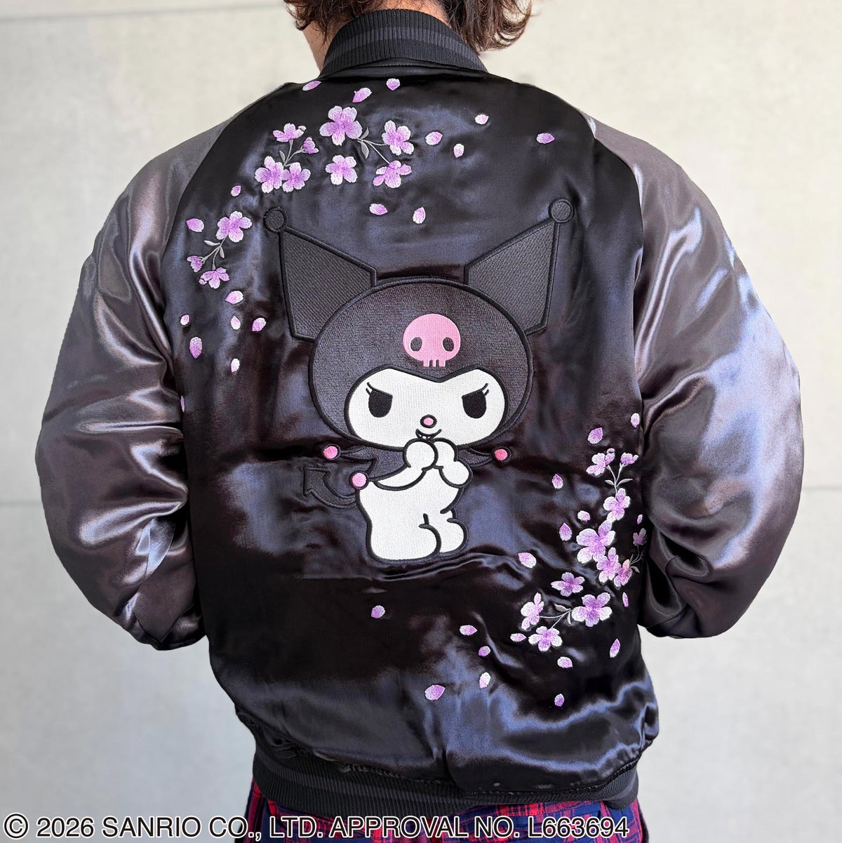 ＜予約＞【絡繰魂・粋×KUROMI】“KUROMI SAKURA”刺繍入りリバーシブルスカジャン