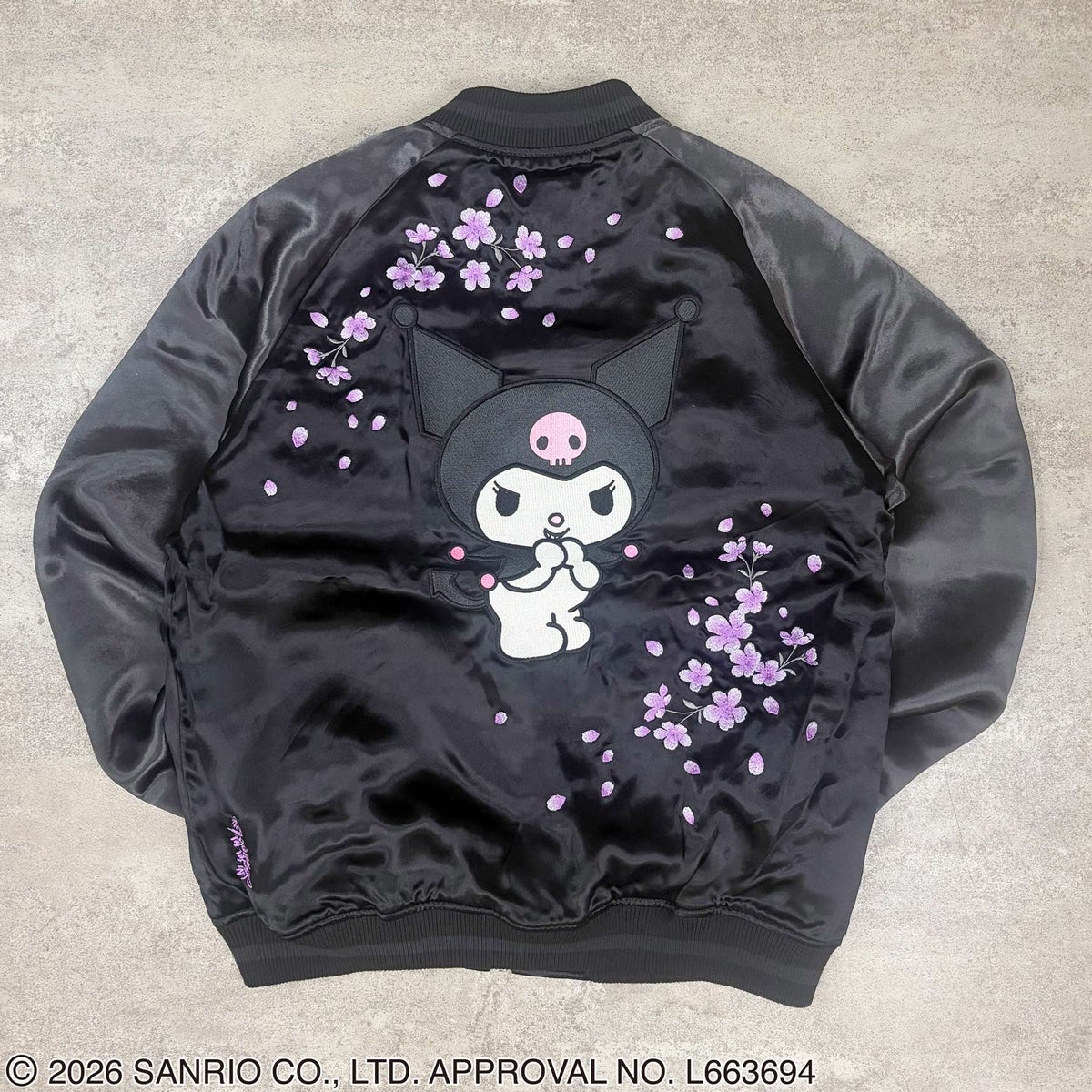 ＜予約＞【絡繰魂・粋×KUROMI】“KUROMI SAKURA”刺繍入りリバーシブルスカジャン