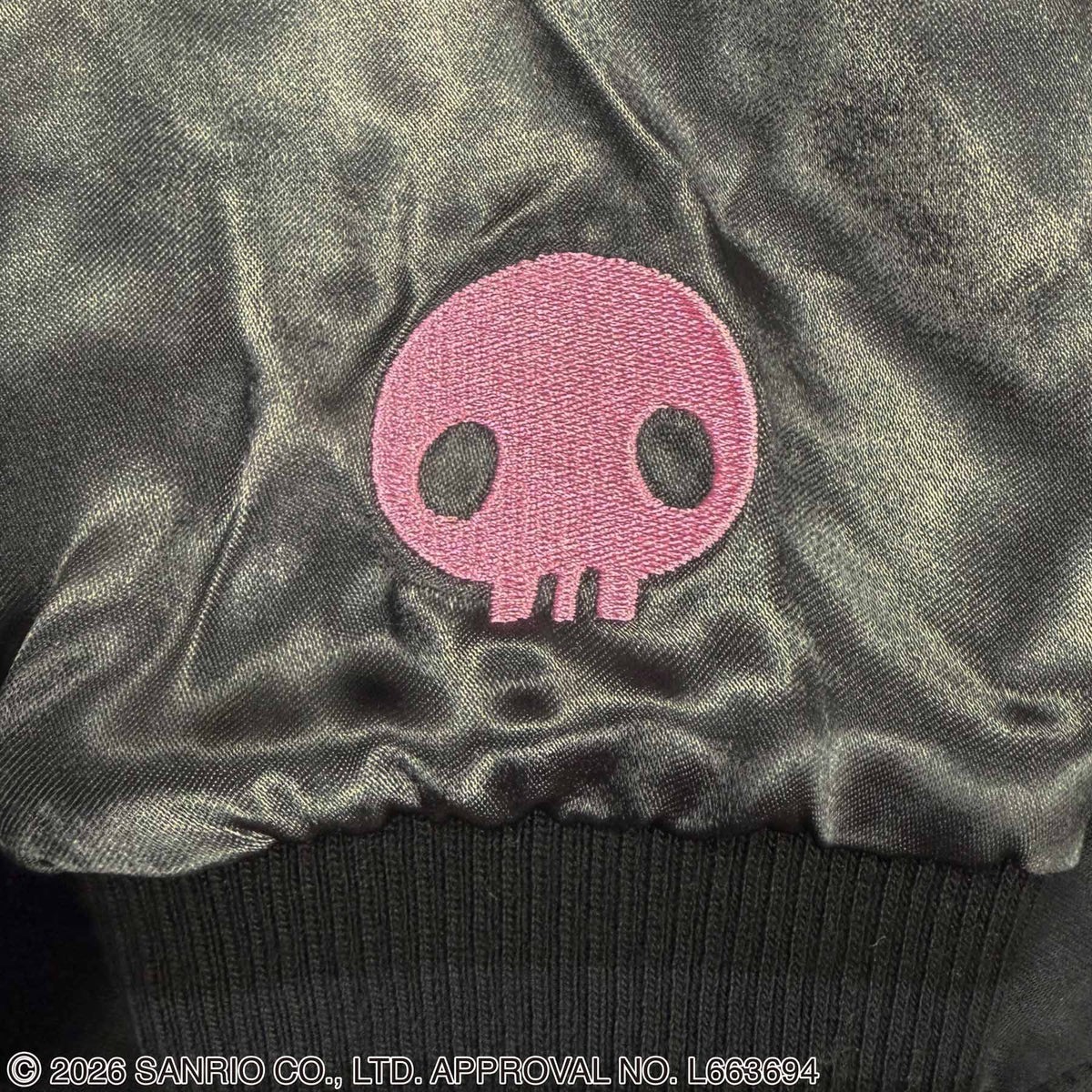 ＜予約＞【絡繰魂・粋×KUROMI】“KUROMI SAKURA”刺繍入りリバーシブルスカジャン