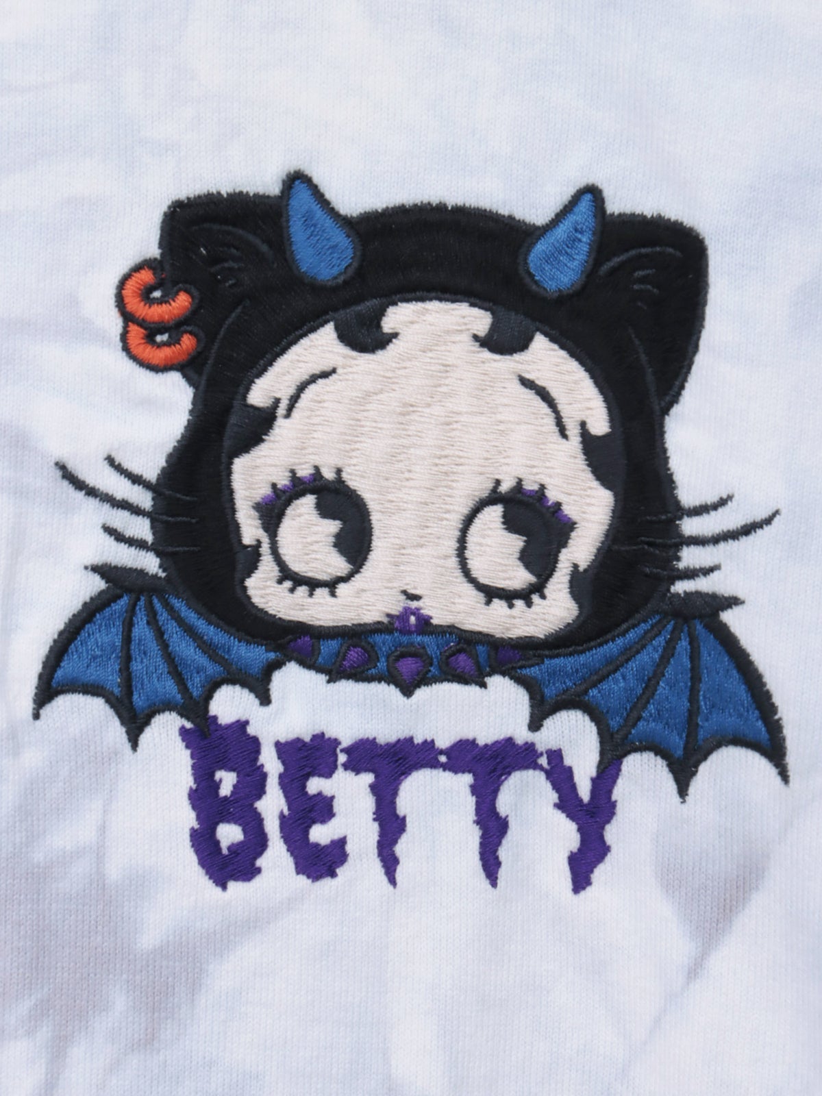 【BETTY BOOP】“デビルWベイビーベティ”刺繍入りTシャツ〔別注〕