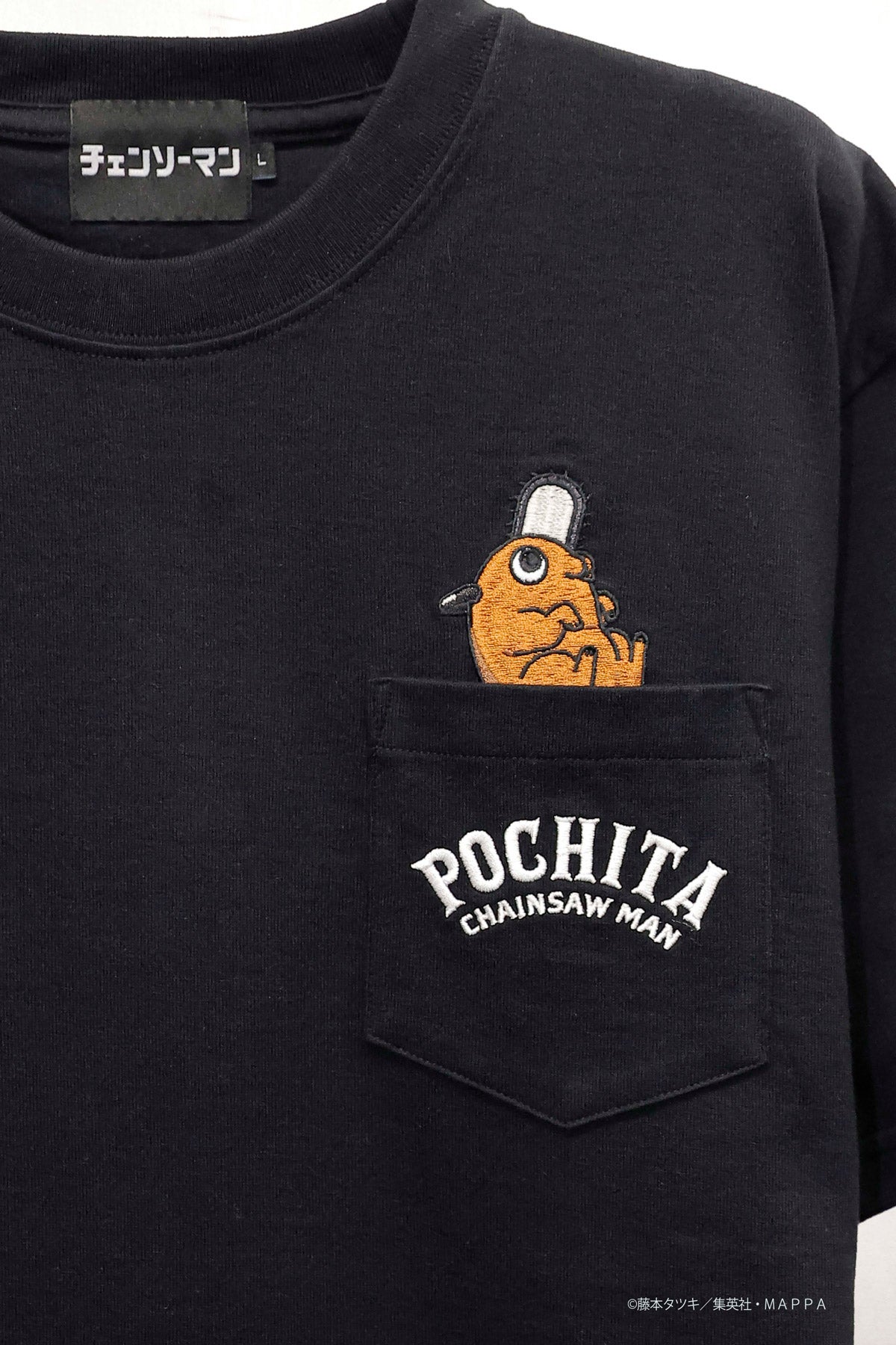 ＜予約＞【チェンソーマン】“ポチタ”総刺繍ポケット付きTシャツ