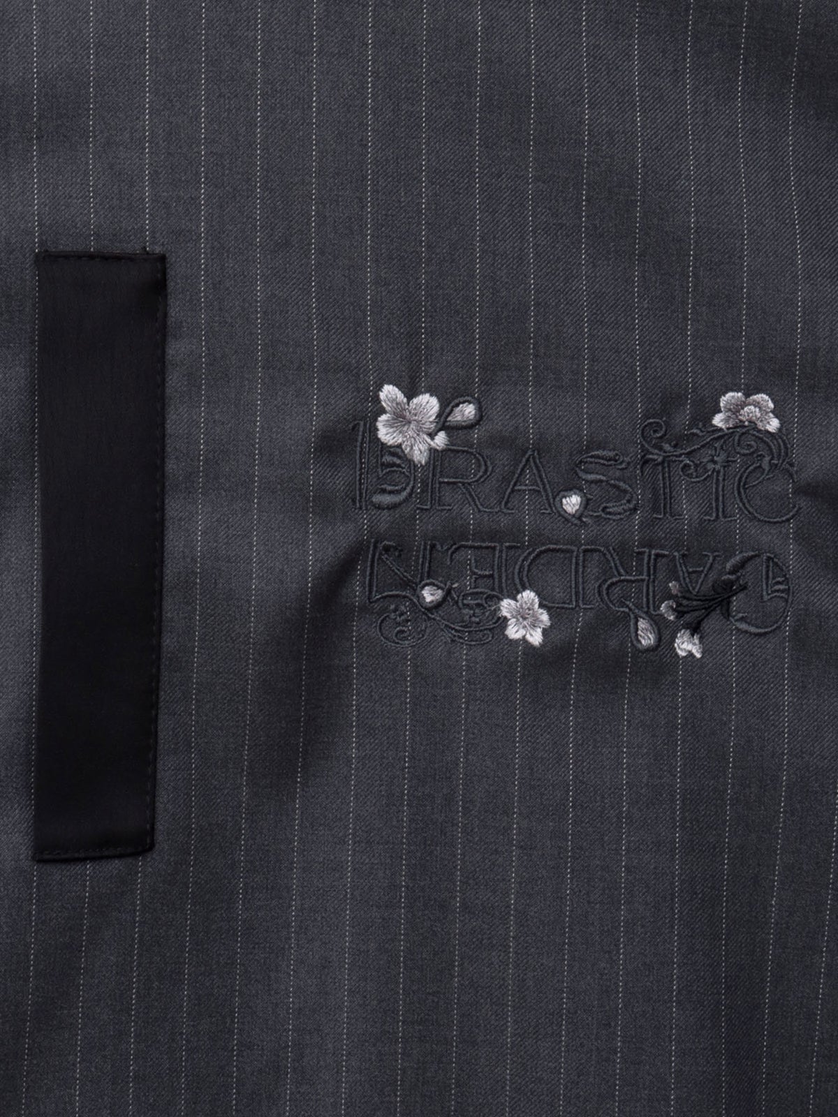 ＜秋の大予約会＞【DRASTIC GARDEN】“煙ノ桜”刺繍入りピンストライプシャツ