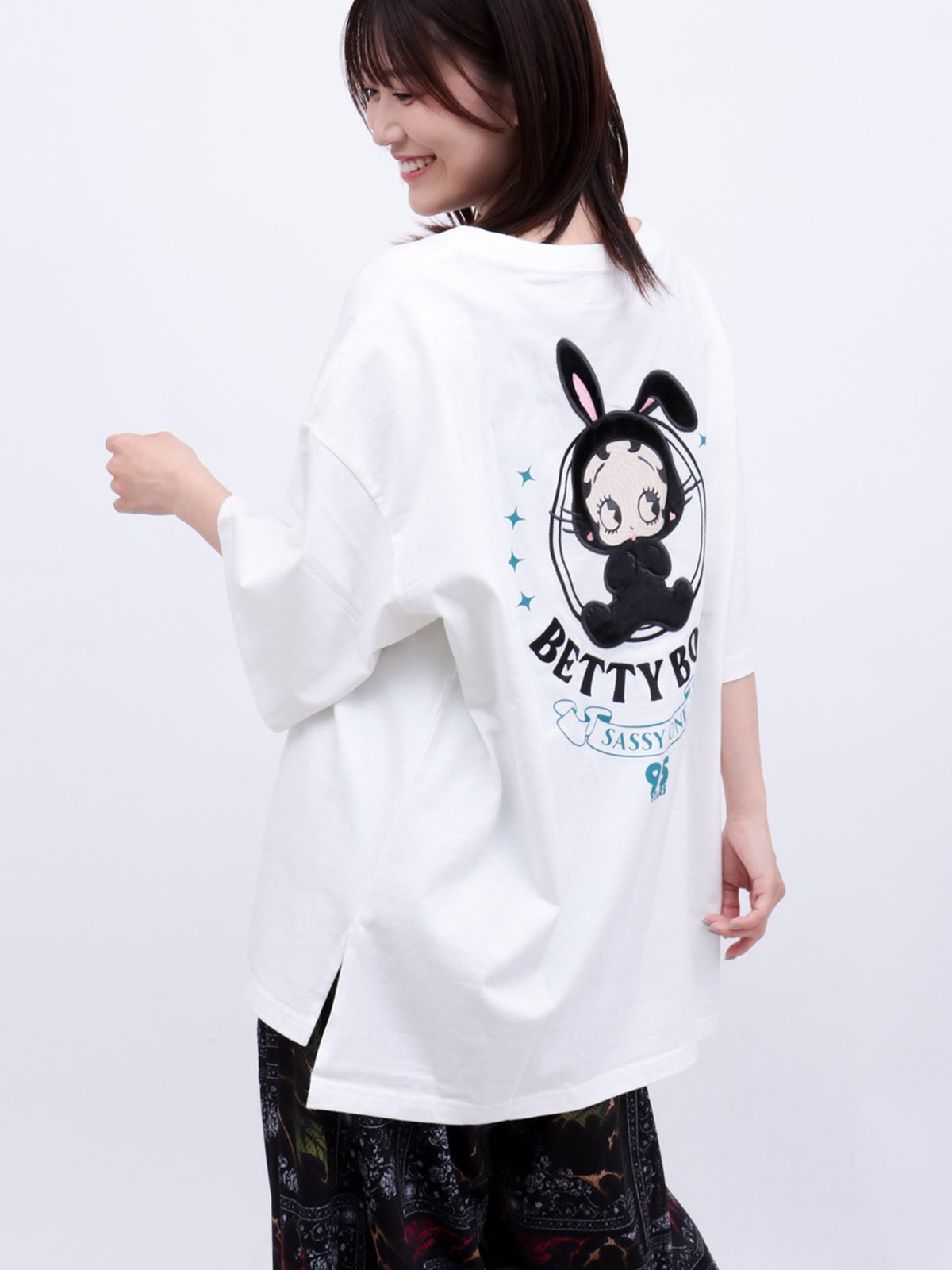 【BETTY BOOP】“黒うさぎベイビーベティ”刺繍入りTシャツ〔別注〕
