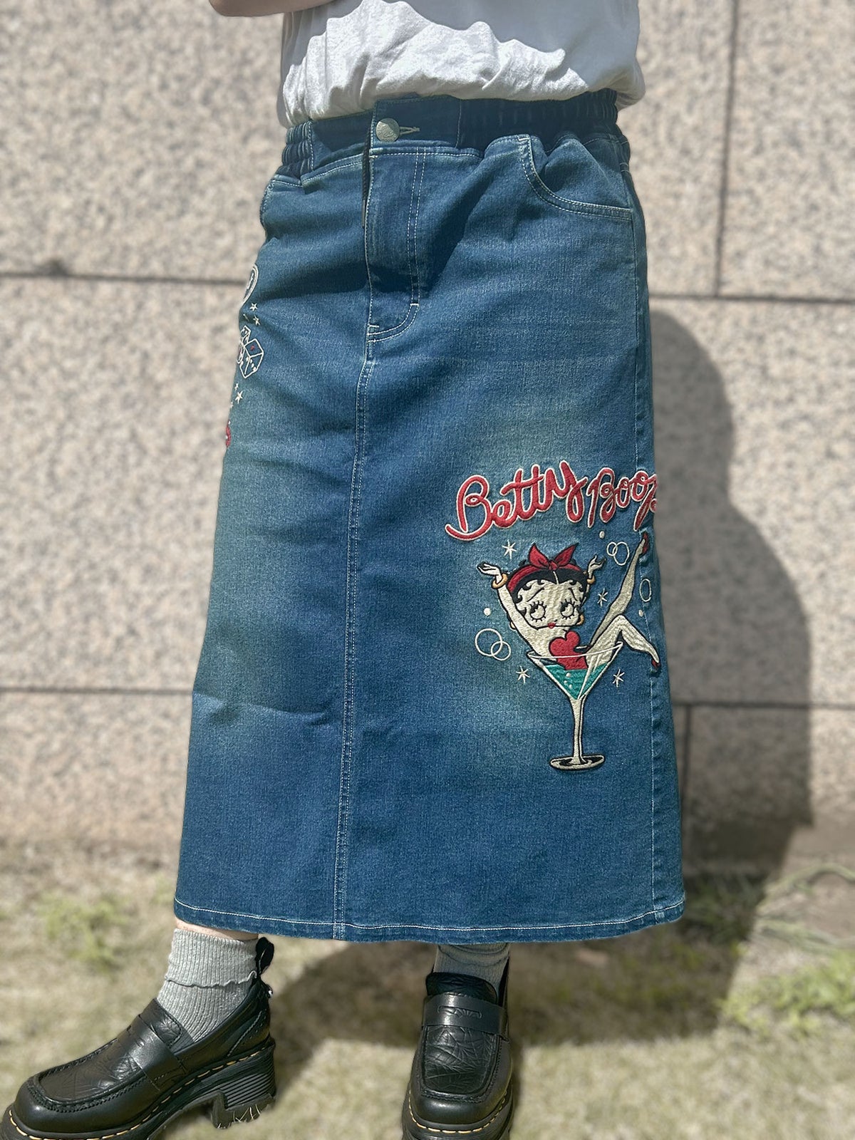 【BETTY BOOP】“カクテルベティ”総刺繍ストレッチデニム ロングスカート