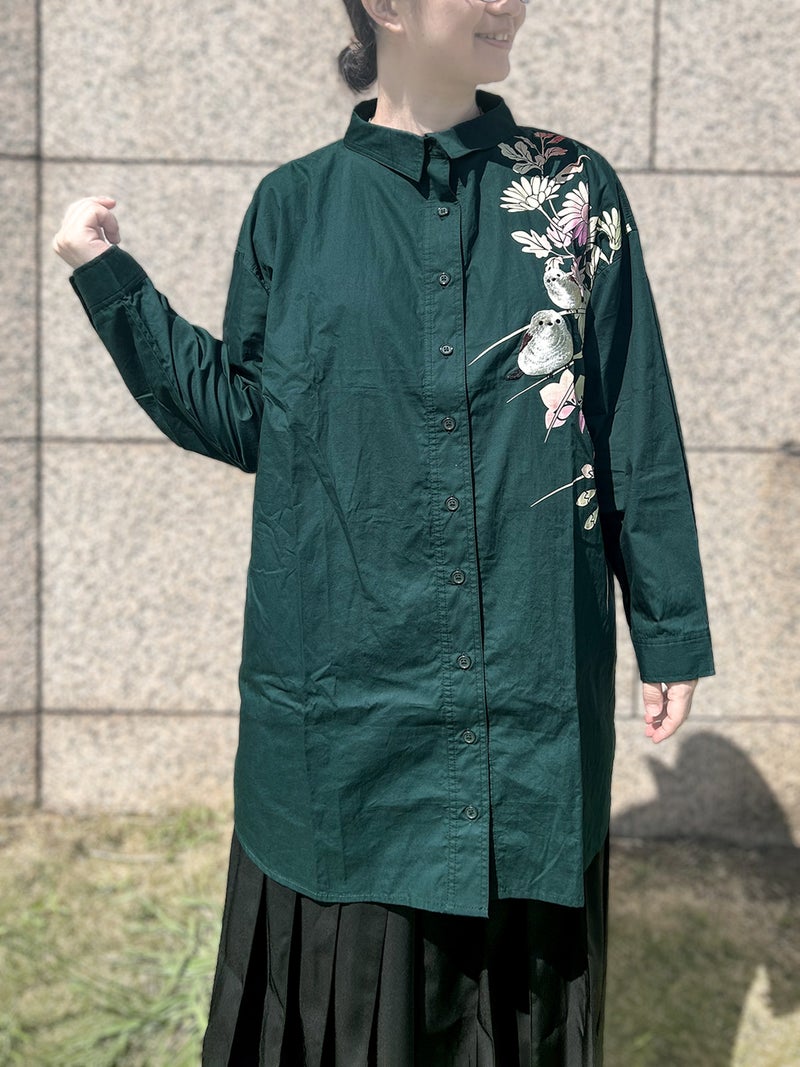 【雅結×錦】“シマエナガと秋の草花”刺繍入りロングシャツ〔別注〕