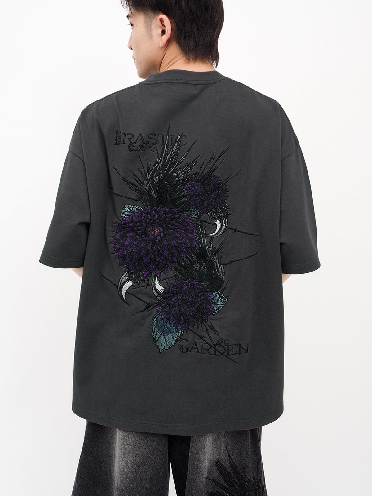 【DRASTIC GARDEN】“フェザーダリア”総刺繍Tシャツ