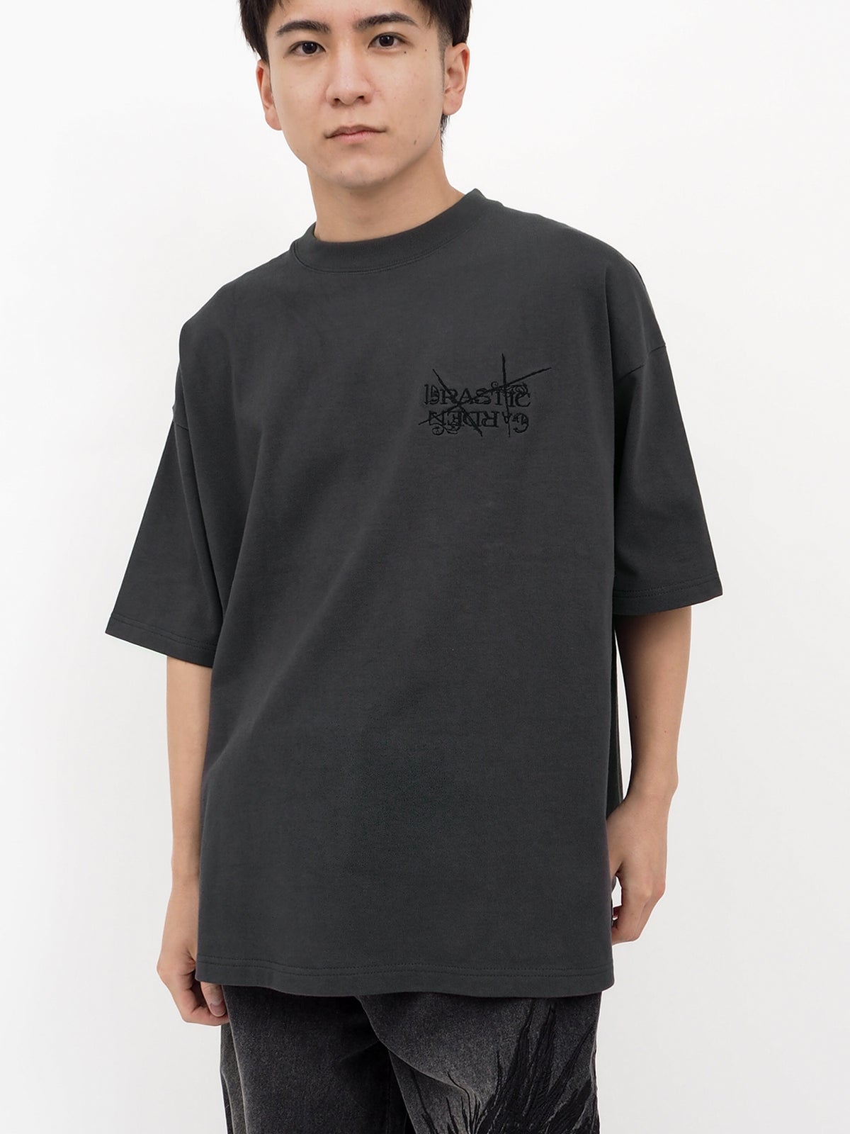 【DRASTIC GARDEN】“フェザーダリア”総刺繍Tシャツ