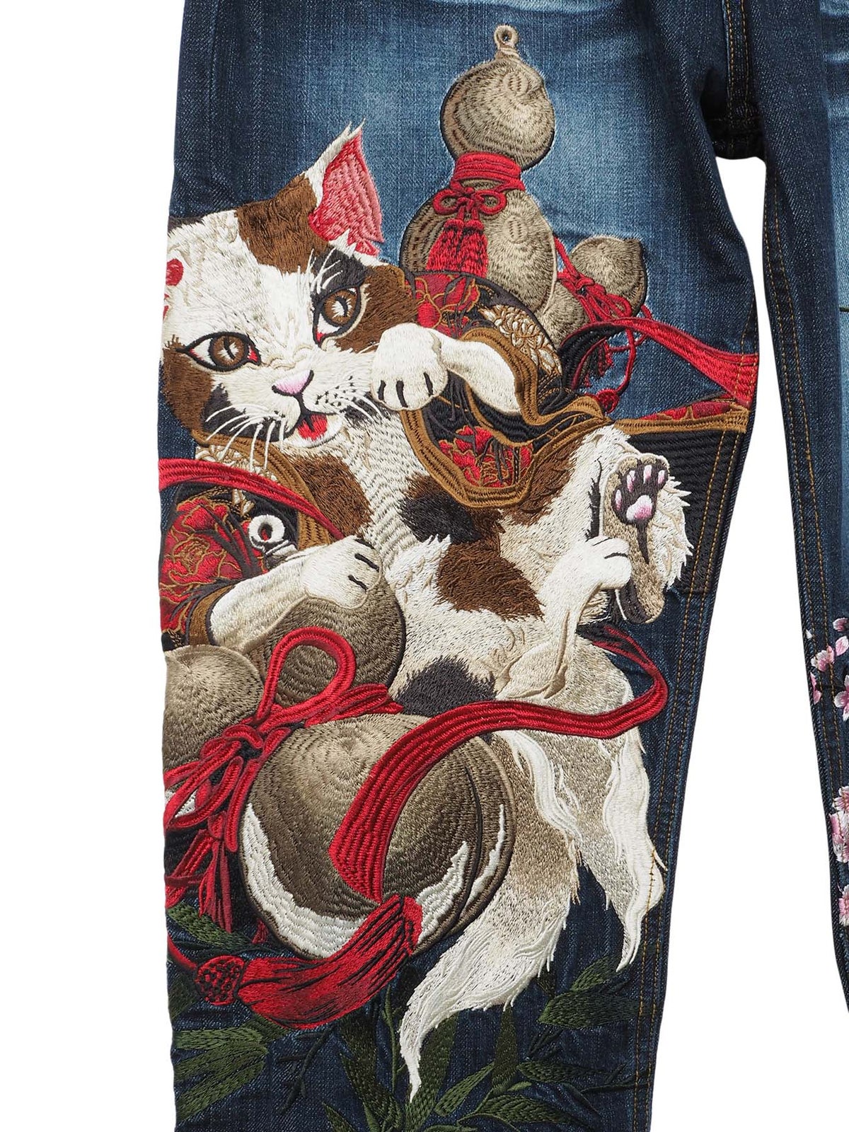【絡繰魂・粋】“猫又と瓢箪 桜”総刺繍デニムパンツ
